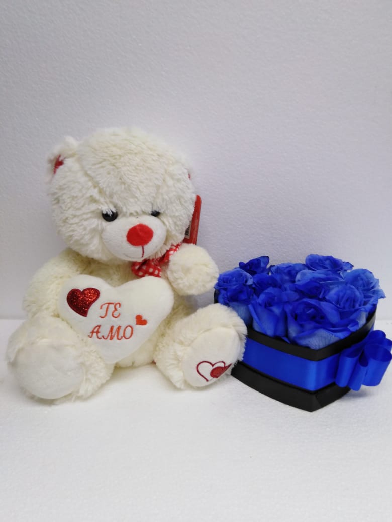 12 Rosas Azules en Caja Corazón mas Peluche de 30 cm 